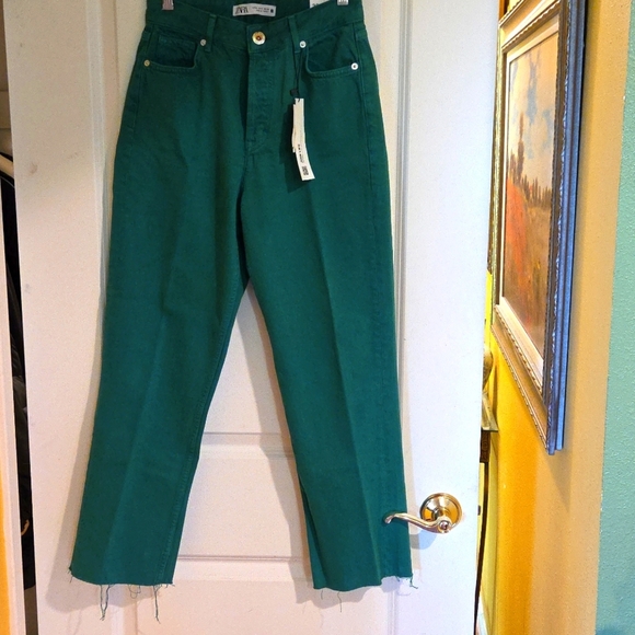 Zara Green Ankle Cropped Jeans with Relaxed Fit - Picture 2 of 7